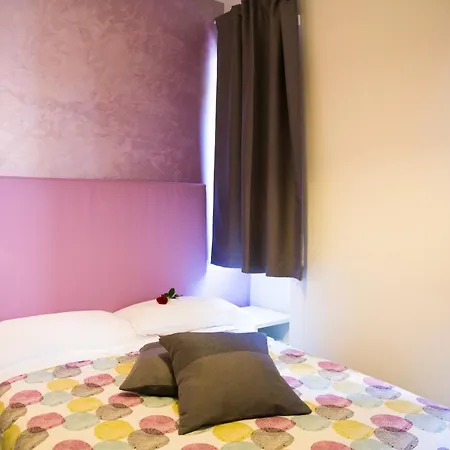 Modern בית הארחה